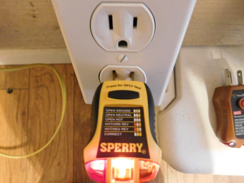 3 light outlet tester