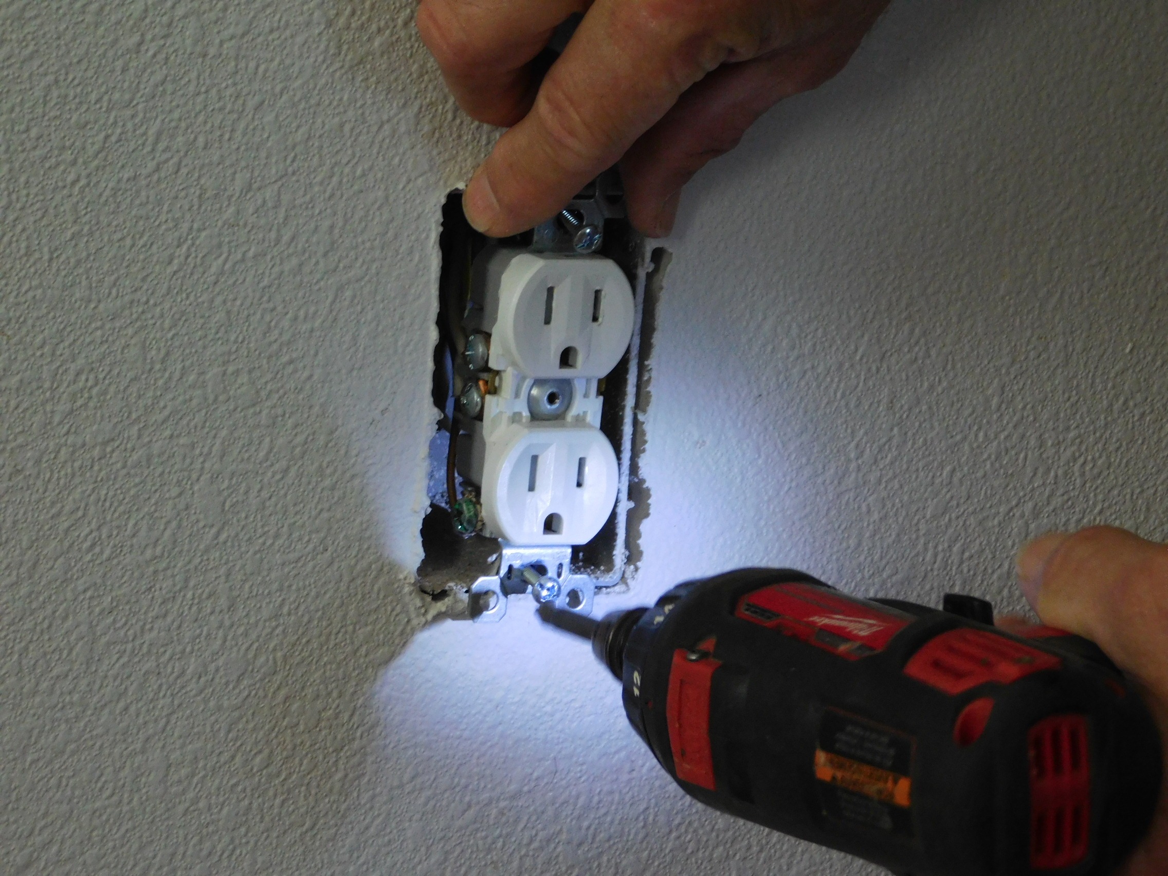 removing outlet cover