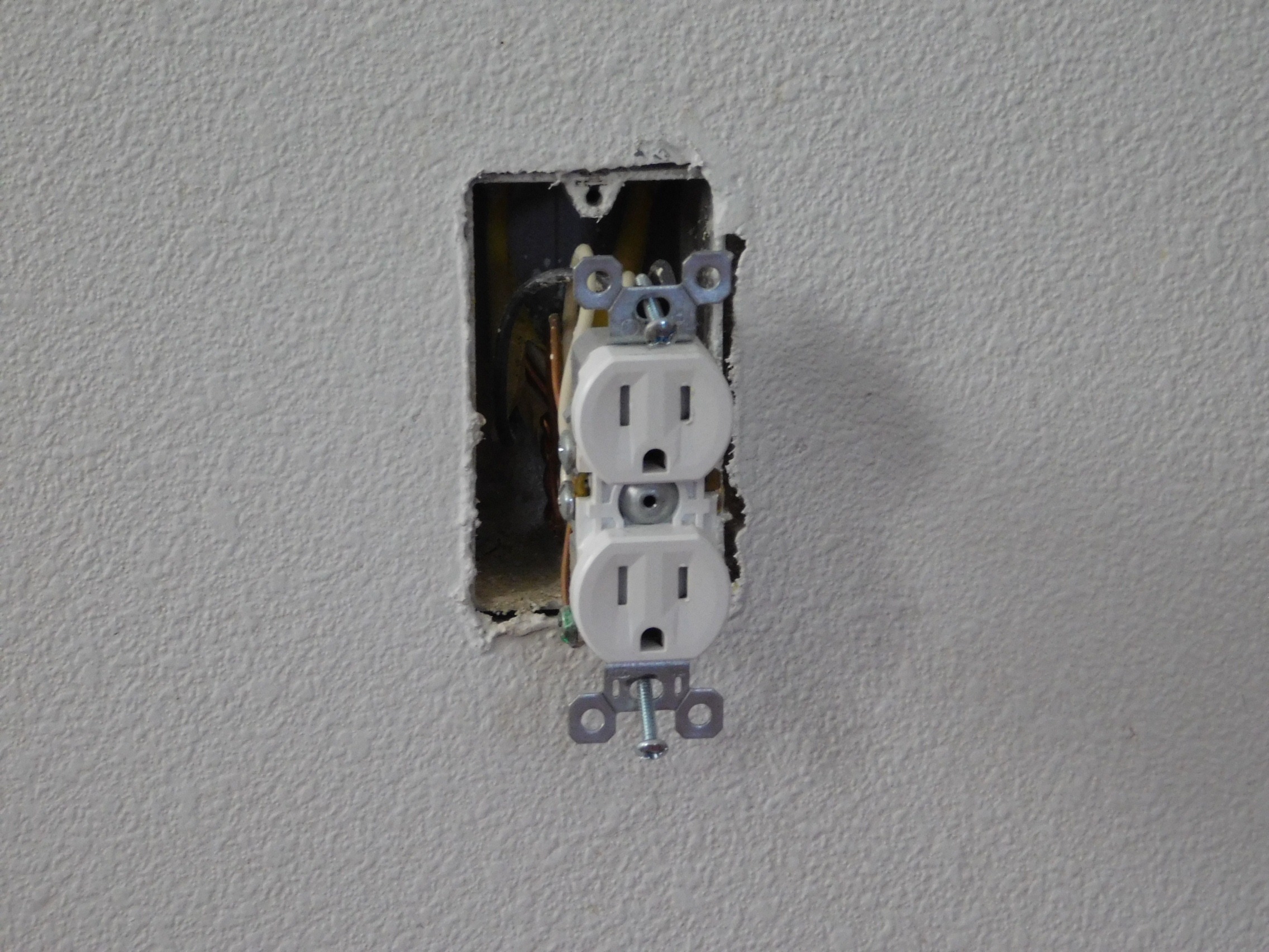 outlet without cover- reversed polarity